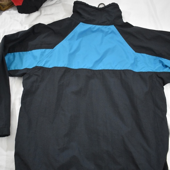 Adventure outerwear w/ front pouch. - Picture 2 of 3